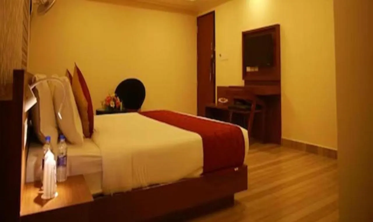 Fabhotel Prime D Chandlier Kochi