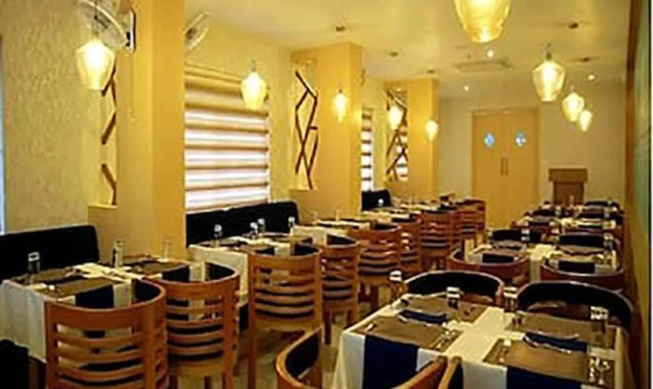 Hotel Fabhotel Prime D Chandlier Kochi