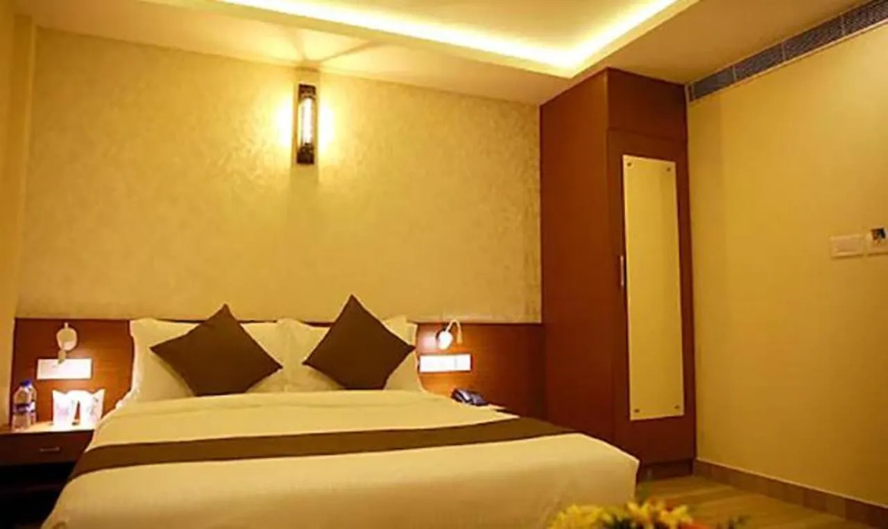 Fabhotel Prime D Chandlier contacts