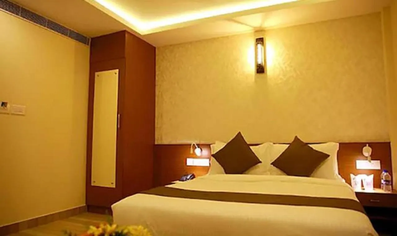 Hotel Fabhotel Prime D Chandlier Kochi