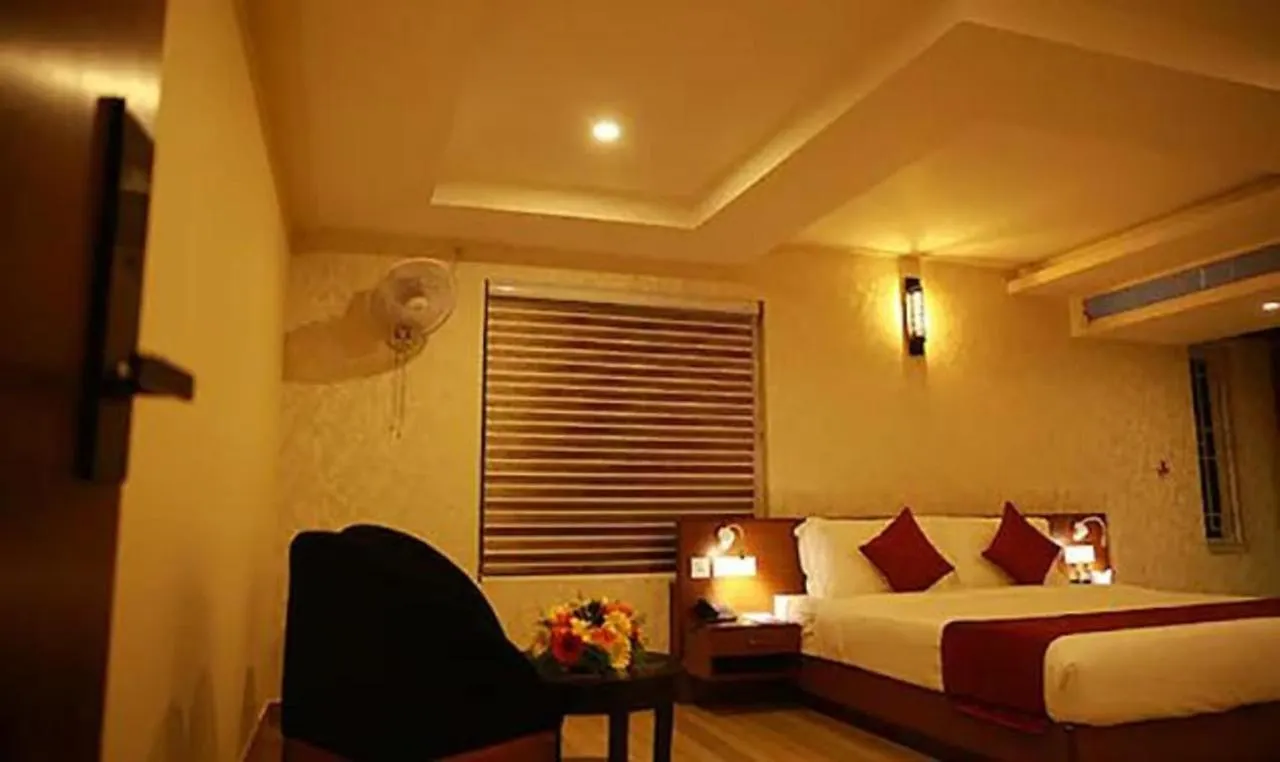 Fabhotel Prime D Chandlier Kochi