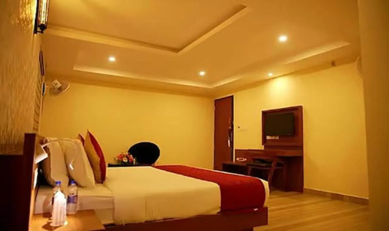 Fabhotel Prime D Chandlier Kochi 3*,